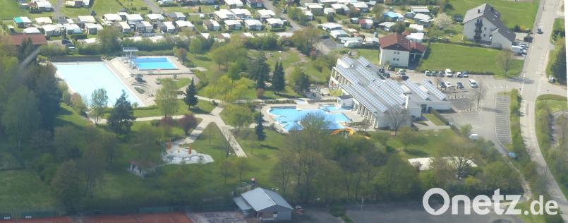 Auf dem Gelände des Freibades in Perschen könnte das neue Hallenbad entstehen. Eine Möglichkeit wäre das Areal, auf dem jetzt der Beachvolleyballplatz ist (unten rechts). Bild: Bild: Völkl