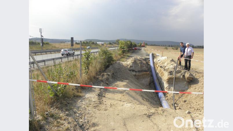 Im Moment ruht der Einbau der neuen Kunststoffleitung neben der Autobahn (links). Erst muss klar sein, wo die alte Leitung genau verläuft. Dazu werden Suchschlitze in kurzen räumlichen Abständen angelegt. Bild: Amann