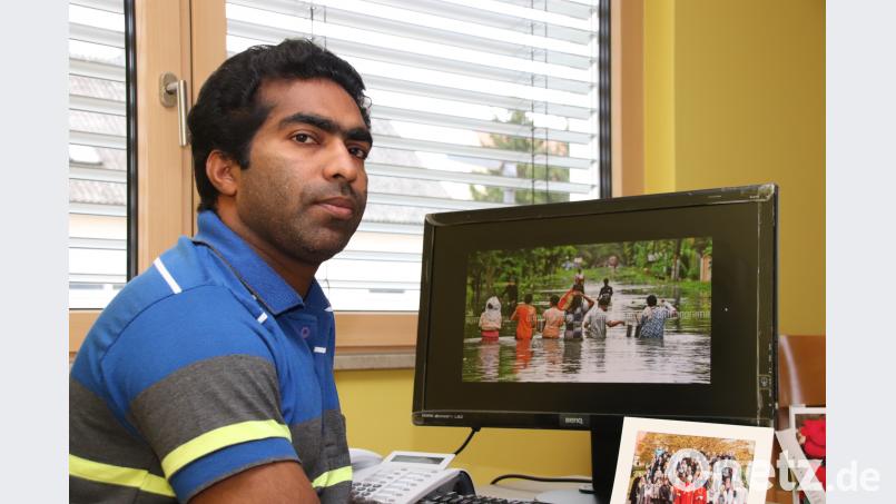 Pfarrvikar Joseph Kokkoth informiert sich in seinem Büro im Schwarzenfelder Pfarrhaus via Internet über die katastrophalen Zustände in seiner südindischen Heimat Kerala. Die Monsun-Überschwemmungen zerstören Städte, töten Menschen und zwingen viele in die Flucht. Bild: td