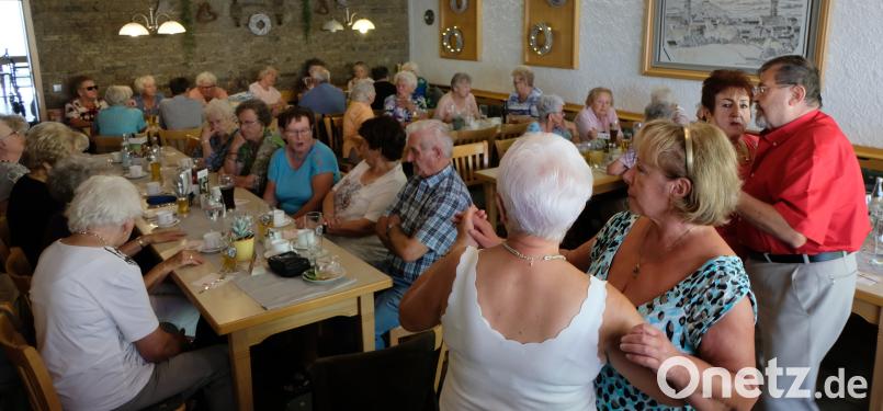 Die AWO-Senioren lassen es bei der Vorkirchweih krachen. Bis Montag grassiert nun im Flosser Amt das Kirwafieber. Bild: le