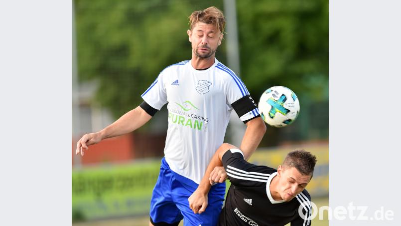 Mit einem 1:1 wie im letzten Heimspiel gegen den FC OVI-Teunz kann die SpVgg Schirmitz diesmal nicht zufrieden sein. Gegen den SSV Paulsdorf wollen Markus Peetz (links) und Co. endlich den ersten Saisonsieg einfahren. Bild: Alfred Schwarzmeier
