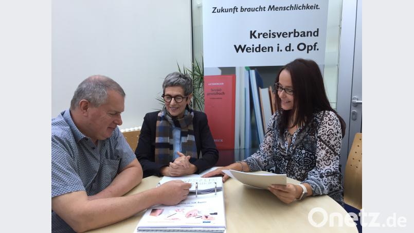 Die VdK-Lotsen Carola Brust (rechts) aus Mantel und Quirin Gierisch (links) aus Neustadt/WN helfen Ratsuchenden wie Thea Schütz (Mitte) aus Weiden in der VdK-Geschäftsstelle. Bild: sei