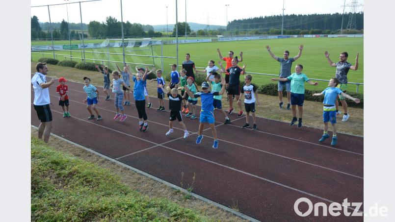 Tobias Wenisch machte als Vorturner eine gute Figur und die Kinder machten begeistert mit. Danach standen erste Trainingseinheiten in den Sportarten Fußball, Volleyball und Tennis an. Ziel für den TSV war es, auf sich und seine Sportarten aufmerksam zu machen. Bild: jr