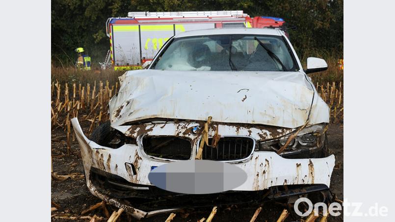 Total beschädigt bleibt der BMW im Maisfeld stehen. Bild: gf