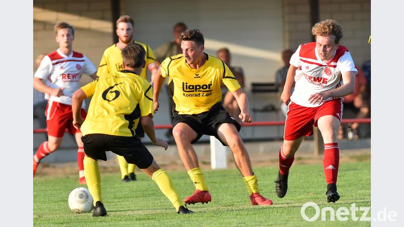 Der FC Tirschenreuth gewann am Mittwoch beim TSV Kirchenlaibach mit 3:0. Hier hat der Kirchenlaibacher Fabian Stangl (rechts) gegen Florian Gleißner und Elias Schornbaum (Nummer 6) das Nachsehen. Am Sonntag um 16 Uhr empfangen die Kreisstädter den BSC Saas-Bayreuth. Bild: A. Schwarzmeier