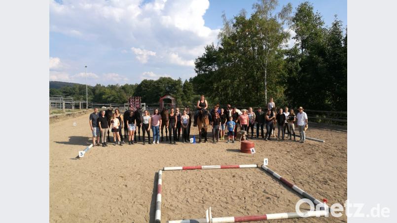 Insgesamt nahmen 24 Einsteller, Reitschüler und Reiterinnen und Reiter mit Reitbeteiligung an den internen Vereinsmeisterschaften des RFV Trevesenhammer bei schönstem Sommerwetter teil. Zum Erinnerungsbild stellten sich alle Beteiligten auf dem Sandplatz des Reitstall Kastner mit den starken Vierbeinern auf. Bild: mde