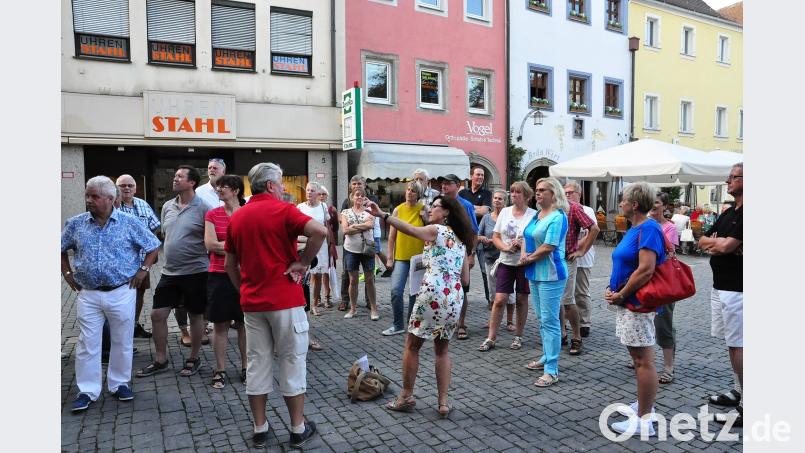 Die CSU-Mitglieder besuchen bei der kriminalistischen Stadtführung die bekanntesten Tatorte.. Bild: Kunz