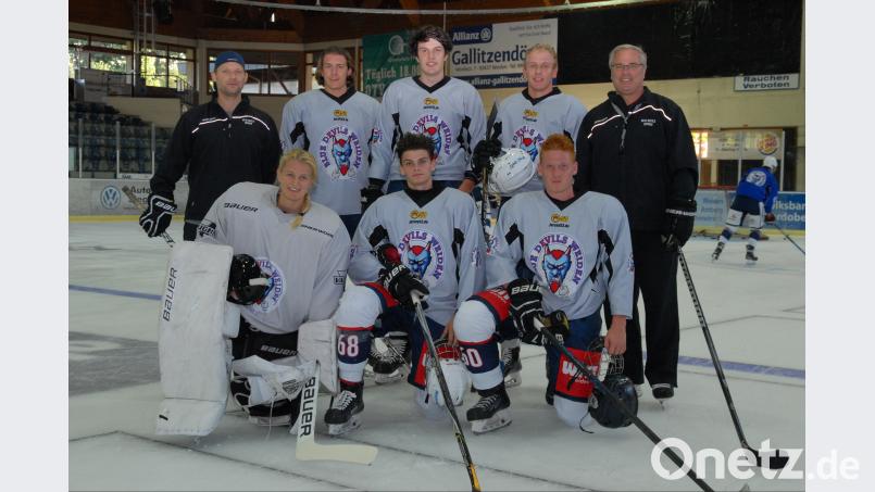 Die Weidener Nachwuchsspieler haben in der Vorbereitung die Chance, sich für die Oberliga-Mannschaft zu empfehlen. Hinten von links: Co-Trainer Florian Zellner, Florian Lehner, Jonas Voigt, Kevin Kroschinski und Chefcoach Ken Latta. Vorne von links: Lena-Maria Völkl, Valentin Bäumler und Paul Wolf. Bild: Rudi Gebert