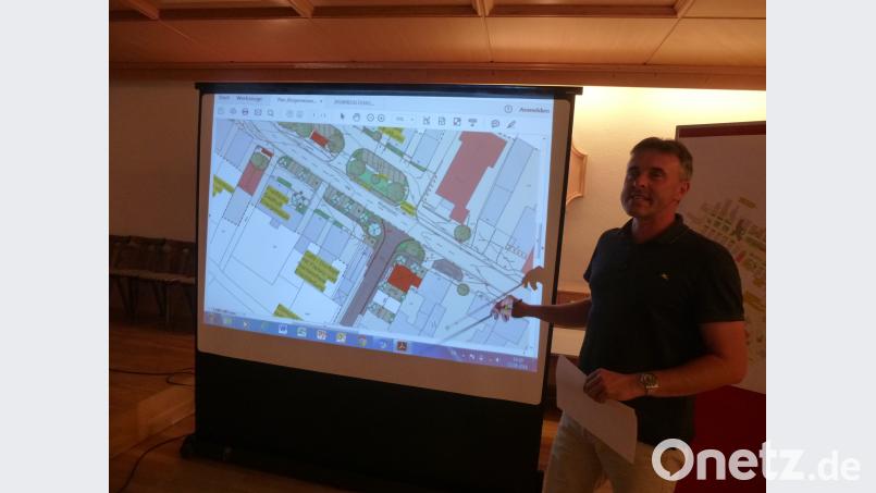 Architekt Christian Schönberger stellt den Maßnahmenplan für den Antrag vor. Bild: bk