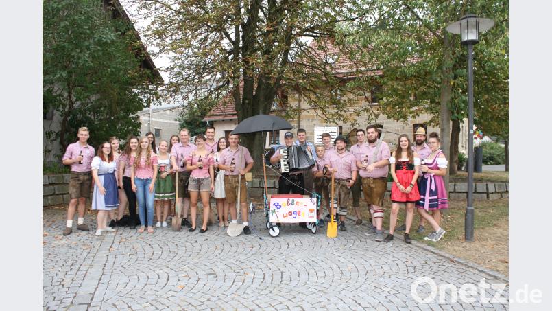 Mit dem Werkzeug in der Hand rücken die Kirwa-Moidla und -Boum zum Ausgraben der Kirchweih aus. Am Sonntag steht dann der Höhepunkt der „Feiertage“ an: Gegen 14 Uhr wird der Kirwa-Zug durch die Straßen ziehen und zum Derblecken Halt am Stachus machen. Bild: edo