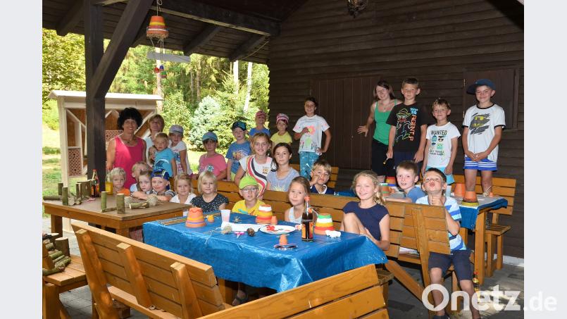 Fast oder gar keine Unterstützung mussten Conny Hanauer (links) und Corinna Neuber (hinten, Vierte von rechts) den vielen Teilnehmern beim Ferienprogramm geben. Bild: fjo