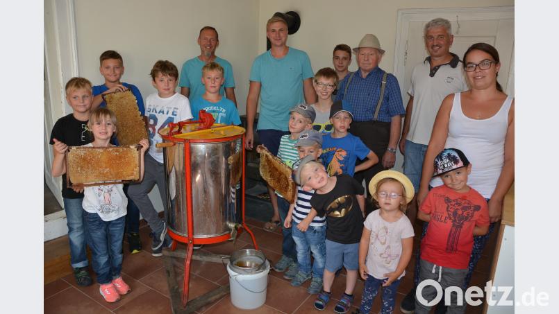 Michael Wohlrab (Mitte), vom Bienenzuchtverein Leonberg und seine Mitglieder freuten sich über 15 Kinder, die sich im Rahmen des Ferienprogramms über die Arbeit der Bienen und Imker informierten. Höhepunkt war die Arbeit an der Honigschleuder (Bild). Mit im Bild Jugendbeauftragte Tanja Wettinger (rechts). Bild: jr