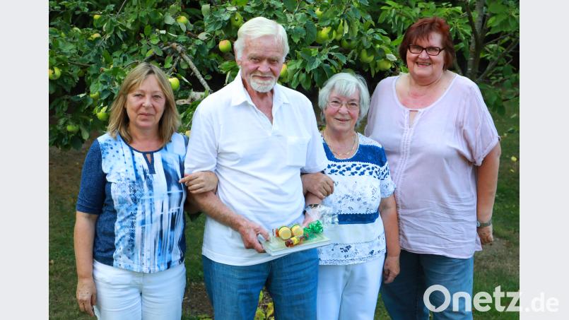 Seit 15 Jahren verbringt Fritz Damm (zweiter von links) seinen Urlaub in der Pension Pöllath. Mit auf dem Bild (von links) Angelika Pöllath, Inge Pöllath und die Mitarbeiterin der Steinwald-Allianz, Christine Trenner. Bild: njn