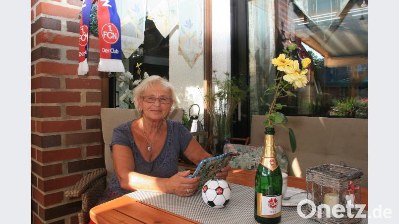 Marianne Köllner ist die Mutter des 48-jährigen Club Trainers. Auf ihrem Tablett-PC hat sie die Emails abgespeichert, die er regelmäßig zu ihr nach Hause schickt. Dem Spiel in Berlin sieht sie gelassen entgegen. Bild: wro