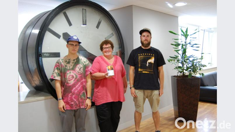 Sänger Lukas Kern (links) und Gitarrist Benjamin Gebhardt (rechts) überreichen die Spende an Karin Borchers. Bild: Klinikum/Uschold