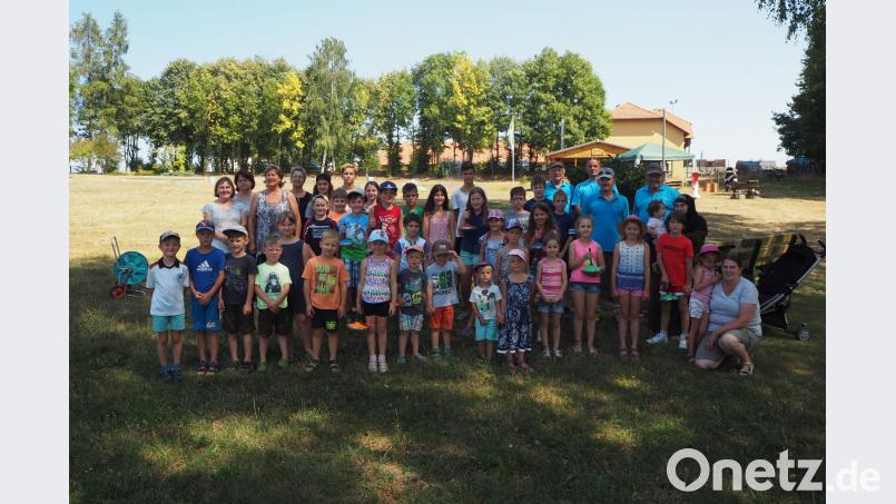 Der Frauenbund beschäftigt die Kinder mit Basteln, während die Stockfreunde sportliche Aktivitäten bieten. Bild: gz