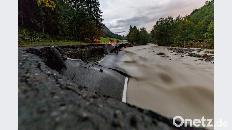 Eine zerstörte Straße ist zu sehen. Foto: Expa/Jfk/aktuell Bild: Expa/Jfk