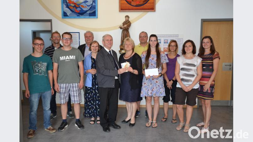 PGR-Sprecherin Elisabeth Völkl überreichte an Pfarrer Josef Most das Geld für die Innenrenovierung der Pfarrkirche in Anwesenheit einige PGR-Mitgliedern (links) und den Elternbeirat des Kindergartens (rechts). Bild: gi