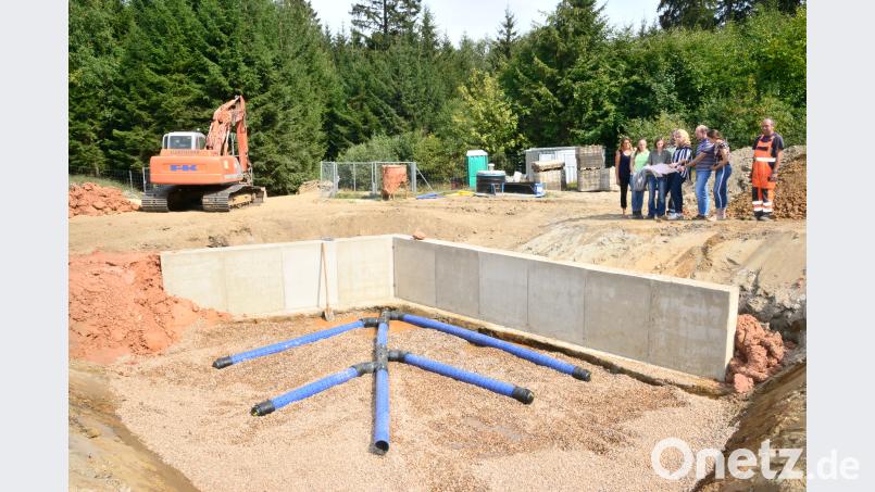 Zweite Bürgermeisterin Andrea Lang (Fünfte von links) informiert sich mit Geschäftsleiter Günter Gschwindler (Dritter von rechts) über den Fortschritt der Arbeiten zur Sanierung der "Kühbühler Quellen". Bild: bey