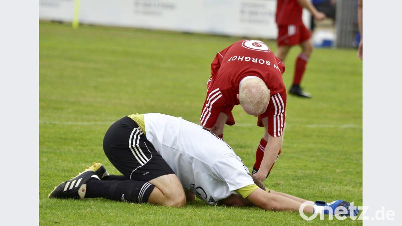 Ein bisschen Trost muss sein: Matthias Ehler (hinten) und sein Torhüter Michael Götz. Bild: Ziegler