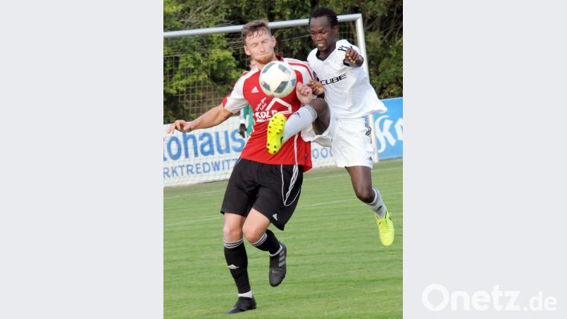 Zum Spitzenspiel der Bezirksliga Oberfranken Ost empfängt der SV Poppenreuth (rechts Mamoudou Sidibe in der Partie gegen Saas-Bayreuth) am Sonntag den VfR Katschenreuth. Bild: hho
