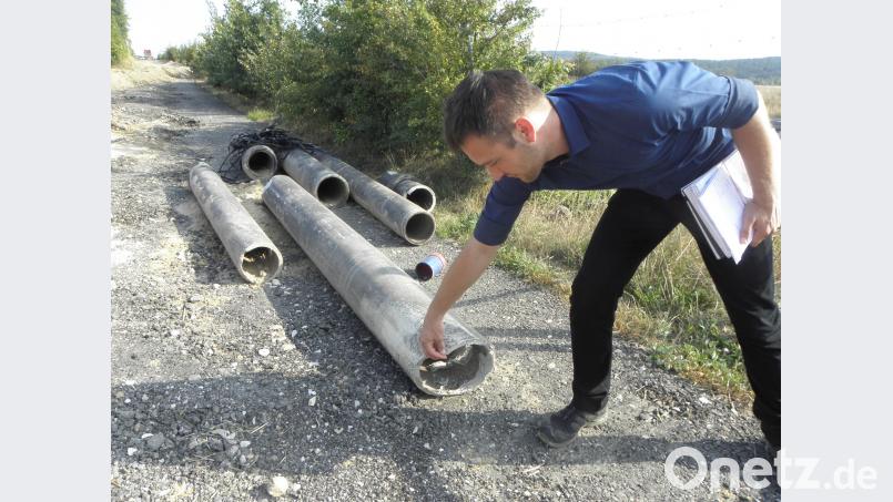 Aus den siebziger Jahren stammt die alte Asbestzement-Leitung. Sie ist stark brüchig geworden, wie hier gerade Thomas Prey von der Verwaltungsgemeinschaft Nabburg zeigt. Bild: Amann
