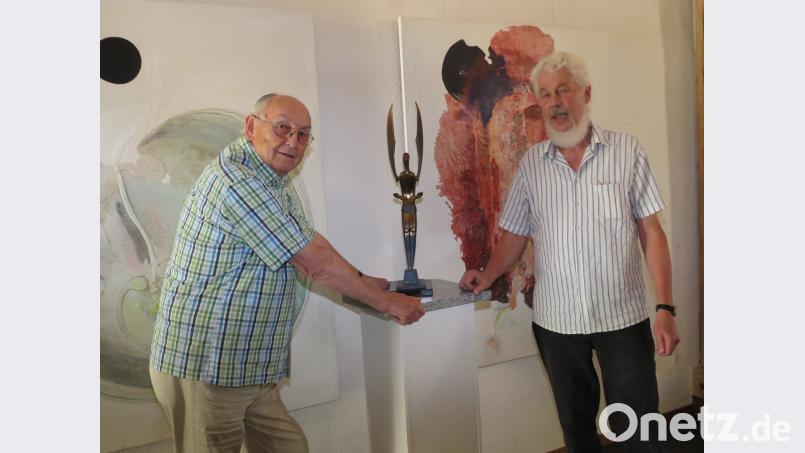 Hans-Georg Schulze und Toni Eichinger (v. li. beim Aufbau ihrer Exponate im Kunsthaus) freuen sich auf viel Besuch zu ihrer Ausstellung. Die Mitglieder der Vereine Kunsthaus Waldsassen und Kunstverein Tirschenreuth haben für die Präsentation einen kompletten Lkw mit Skulpturen, großflächigen Gemälden und Objekten von Tirschenreuth nach Waldsassen transportiert. Bild: ubb