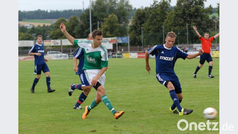 Der SV Mitterteich empfängt am Samstag um 15 Uhr den SC Großschwarzenlohe. Hinter dem Einsatz von Mauricio Göhlert (grünes Trikot) steht ein Fragezeichen. Bild: Rudi Gebert