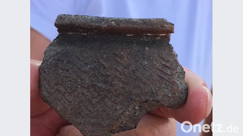 Scherbe eines Tongefäßes mit Wellenband Bild: Held