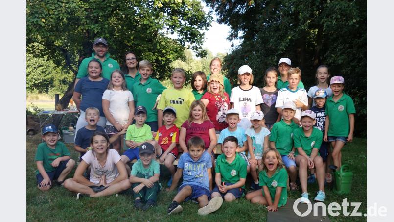 &quot;Natur pur und hautnah erleben&quot; lautet das Ziel, das sich die vier Betreuer der Flötztaler Naturentdecker bei ihrer Nachwuchsarbeit setzen. Die Kinder danken es ihnen, indem sie wieder mit Begeisterung dabei waren - auch bei den monatlichen Gruppenstunden. Bild: mez