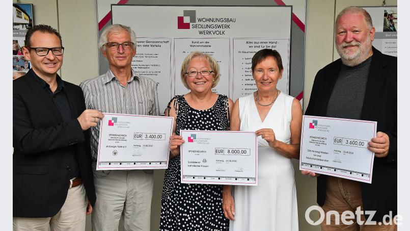Wolfgang Erb (Vorsitzender des Wohnungsbau und Siedlungswerkes), Bernhard Saurenbach (Amberger Tafel), Marianne Gutwein (Sozialdienst katholischer Frauen), Dagmar Kierner (Kierner-Werkvolk-Stiftung) und Ludwig von Stern (OTH Amberg-Weiden) freuen sich über die Spendenübergabe. Bild: Petra Hartl