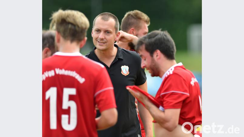 Trainer Matthias Müller pusht seine Jungs: Die SpVgg Vohenstrauß will auch beim FC Dießfurt bestehen und seine Tabellenführung mit dem sechsten Sieg untermauern. Bild: Alfred Schwarzmeier