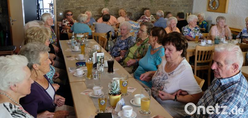 Die AWO-Senioren lassen es bei der Vorkirchweih krachen. Bis Montag grassiert nun im Flosser Amt das Kirwafieber. Bild: le