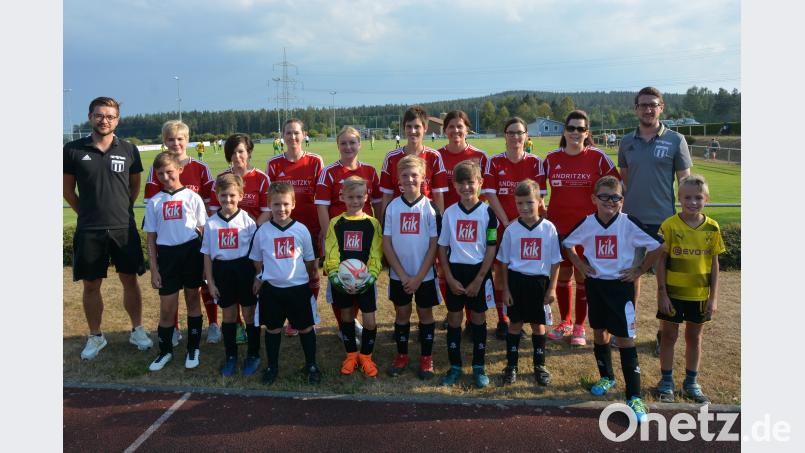 Die F-Junioren gewannen gegen die eigenen Mütter klar mit 4:0 und bewiesen damit, dass es um den TSV-Fußball nicht schlecht bestellt ist. Klar, dass sich auch auch die TSV-Vorsitzenden Maximilian Siller (links) und Christopher Rüth (rechts) freuten. Bild: jr