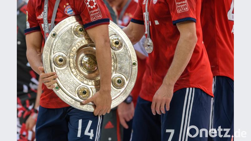Wer schnappt sich am Ende der Saison die Meisterschale? Der FC Bayern ist wieder einmal haushoher Favorit. Ein erster Absteiger steht auch schon fest. Bild: Matthias Balk/dpa