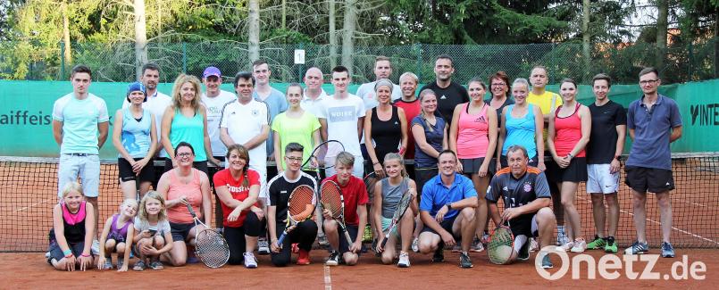 Die Teilnehmer am Mitternachtsturnier der SC-Tennissparte. Bild: ü
