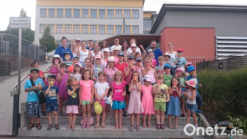 Im Probenraum des Spielmannszuges endete die Schatzsuche. Die Teilnehmer stellten sich auf der Schultreppe zum Gruppenbild zusammen.. Bild: ekl