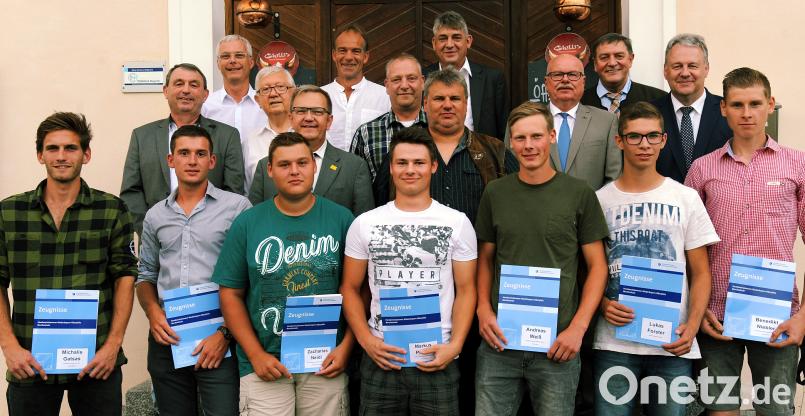 Im Bild sind vorne (von links) die Prüfungsbesten zu sehen: Michalis Gatsas, Markus Ippisch, Zacharias Neidl, Markus Piehler, Andreas Weiß, Lukas Forster und Benedikt Niebler, dahinter Johann Fröhler (Schlagmann-Stiftung), Dietmar Melchner und Josef Meier (Meier Betonwerke), Martin Preuß, stellvertretender Innungsobermeister Bernd Kopp, Thomas Wilfer (Prüfungsauschuss), Innungsobermeister Wolfgang Hummel, dahinter Prüfungsvorsitzender Roman Kastl, Bürgermeister Jürgen Reitzenstein, Kreishandwerksmeister Hans Weber und Landrat Richard Reisinger. Bild: gf
