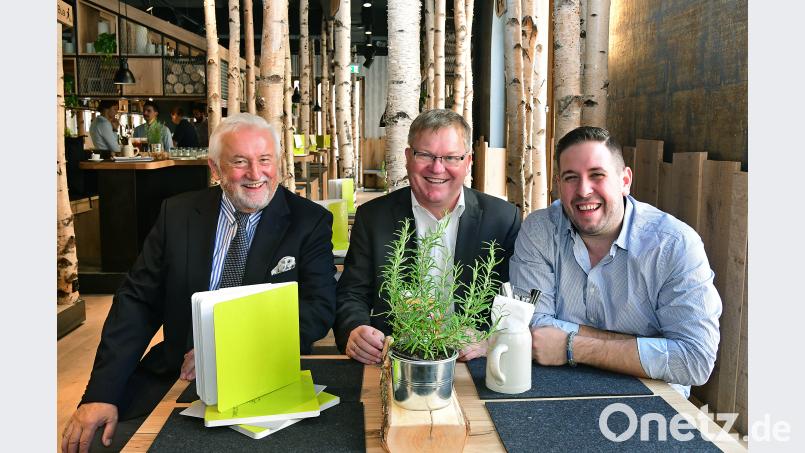Ulrich Schmid, Eigentümer des Eckert-Hauses, Oberbürgermeister Michael Cerny und Inhaber Robin Ernst freuen sich, dass Amberg nun einen weiteren Anziehungspunkt hat: Das Hans im Glück. Bild: Petra Hartl