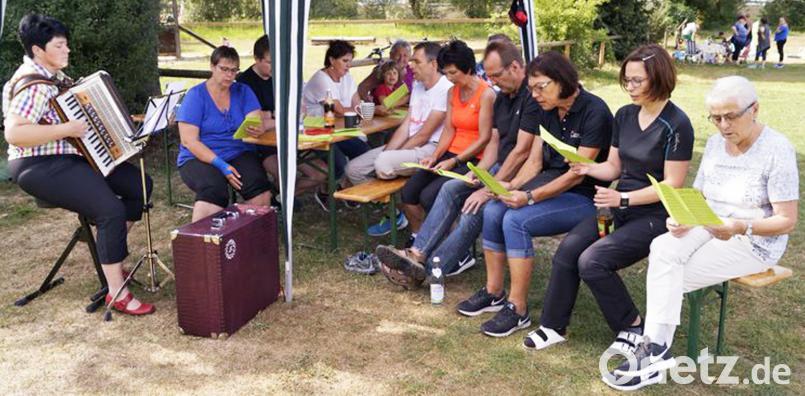 Eine Gruppe bereitete den Familiengottesdienst vor. Dabei wurden die Liedtexte ausgesucht und die Predigt formuliert. Bild: agr