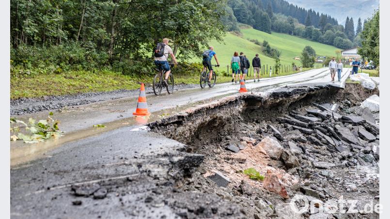 Schwere Unwetter haben im Pinzgau südlich von Salzburg Schlammlawinen ausgelöst und rund 250 Menschen zwischenzeitlich von der Außenwelt abgeschnitten. Bild: Expa/Jfk/APA/dpa