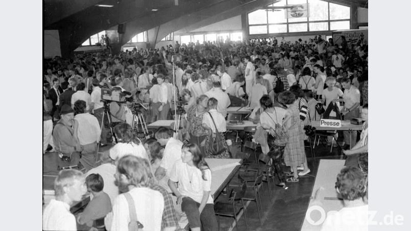 Nichts hielt sie auf: Als die Halle wegen Überfüllung geschlossen wurde, kamen manche Kernkraftgegner eben durch geöffnete Fenster. Archivbild: Bild: Archivbild: BI Schwandorf