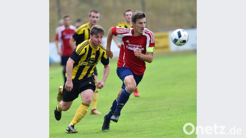 Kann Kulmains Kapitän Florian Greger (rechts) seine Abwehr zusammenhalten? Der SV Schwarzhofen ist für seine Spielstärke und Offensivkraft bekannt. Bild: A. Schwarzmeier