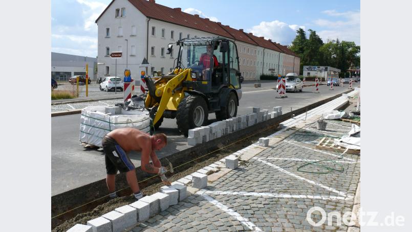 Die Pflasterrinnen und die Randsteine erneuert die Baufirma schon seit einigen Wochen. Nächste Woche folgt die Fahrbahn. Daher ist die Mitterteicher Straße von Montag bis Samstag, 27. August bis 1. September, gesperrt. Bild: kgg