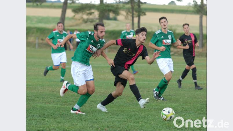 Kreisklassen-Spitzenreiter SG Griesbach/Großkonreuth (links Marco Riedl beim 3:2-Sieg gegen den ASV Waldsassen im Laufduell mit Hasan Tigil) empfängt am Sonntag den SV Schönhaid. Bild: Rudi Gebert