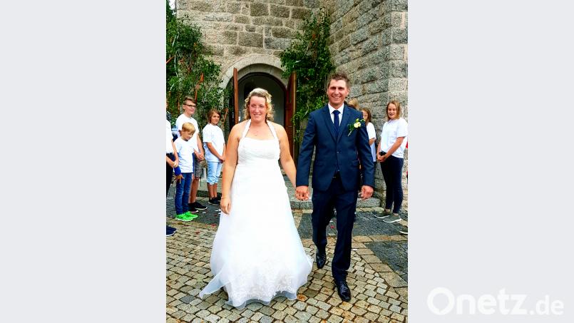 Feuerwehrkommandant Bernhard Schmidt und seine Stefanie, geborene Gleißner, gaben sich in Wäldern das Jawort. Bild: ckl