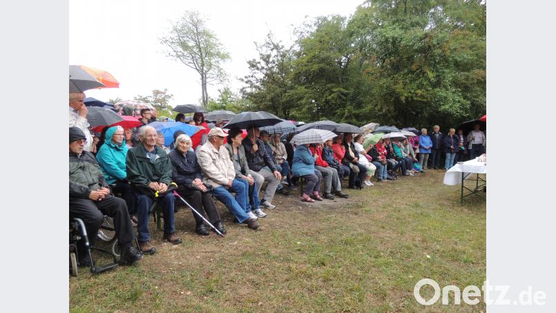 „Weihwasser von oOben“ ging auf die Teilnehmer der Feier von Pappenberg herab. Weihbischof Reinhard Pappenberger erinnerte mit 500 Gläubigen vor der Kirchenruine im Sperrgebiet des Übungsplatzes an die Absiedelung vor 80 Jahren. Bild: mor