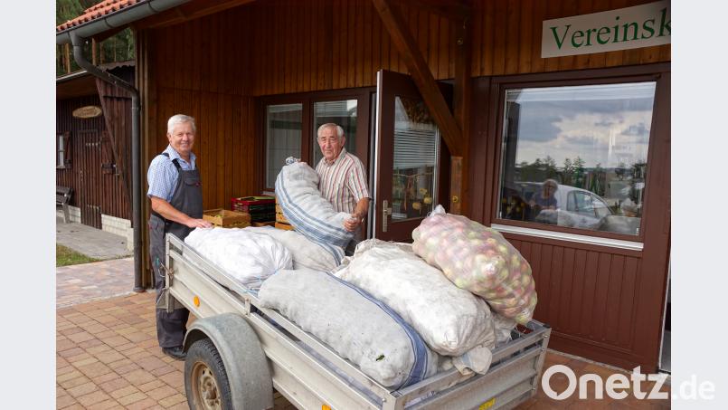 Ehrenvorsitzender Willi König (rechts) und Albert Melzner (links) werden in den kommenden Wochen weiterhin viele Äpfel und Birnen in die Kelterei schleppen. Bild: bkr