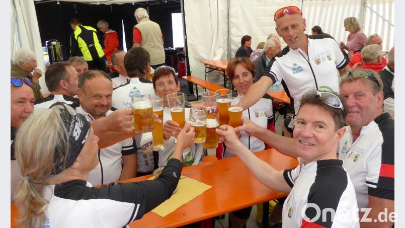 Anstoßen auf eine gelungene Tour mit Organisatorin Sonja Trogmann (Bildmitte) und Bürgermeister Ulli Gamper (links daneben). Bild: fsb