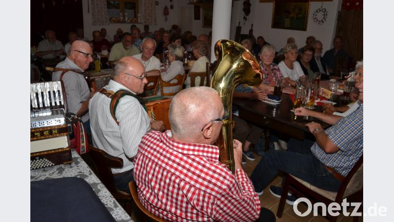 Karl- Heinz Deisinger, Theo Helgert und Horst Maibach (von links) spielen vor vollem Haus. Bild: hcz